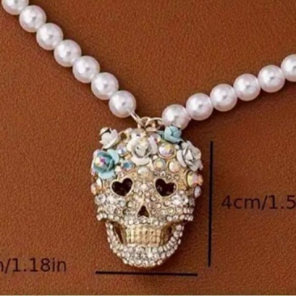 ☠️ Betsey Johnson stunning faux pearl & crystal sugar skull necklace ☠️ - Picture 6 of 6